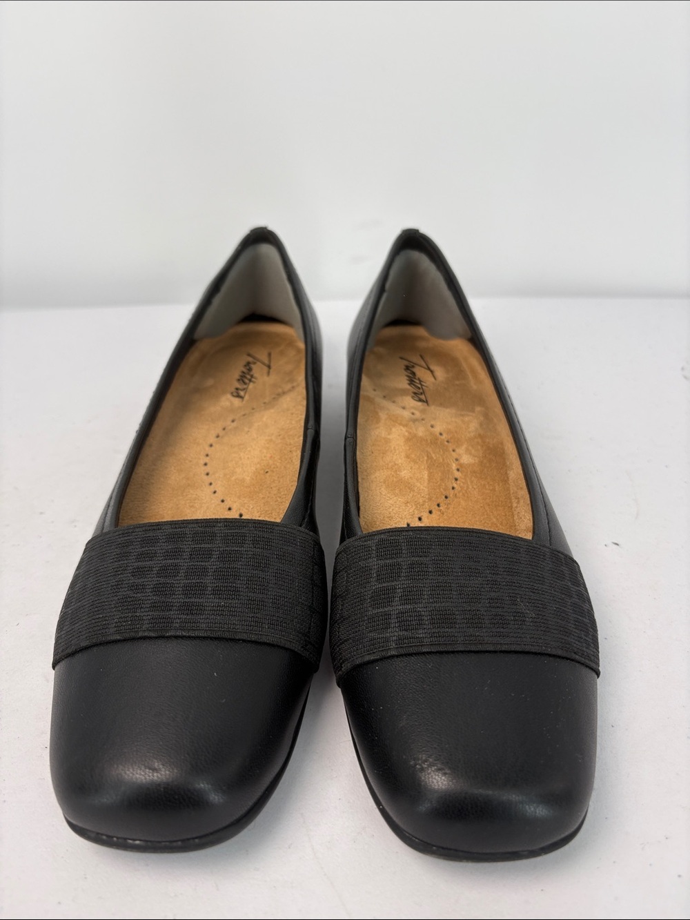 👟 Trotters 7.5N Black Slip-On Ballet Flats with Textured Band
